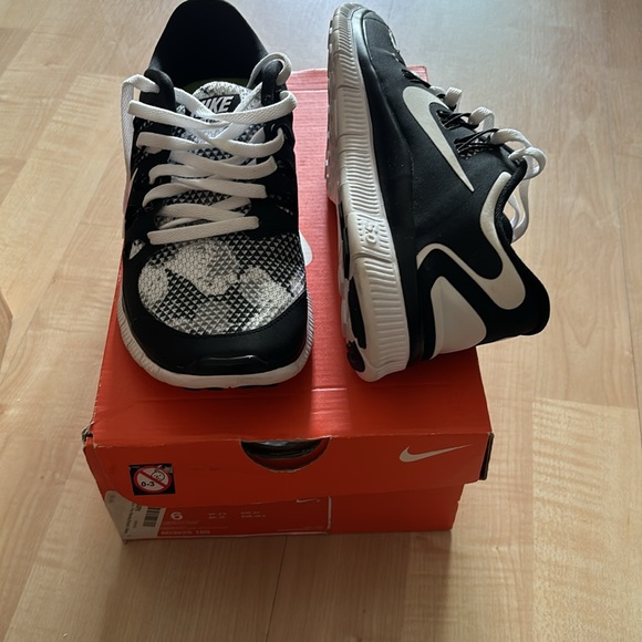 Nike free 5.0+ PRM Size 6 Black and White - Picture 3 of 4